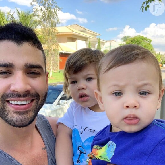 Filho de Andressa Suita e Gusttavo Lima, Gabriel se divertiu deitando nas costas do pai