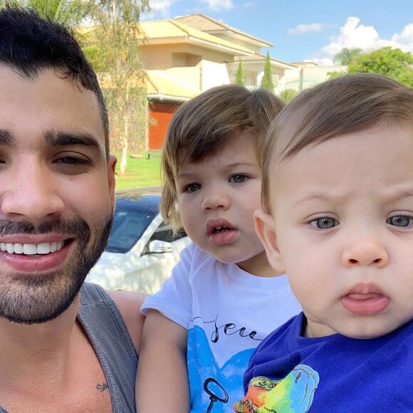 Filho de Andressa Suita e Gusttavo Lima, Gabriel se divertiu deitando nas costas do pai