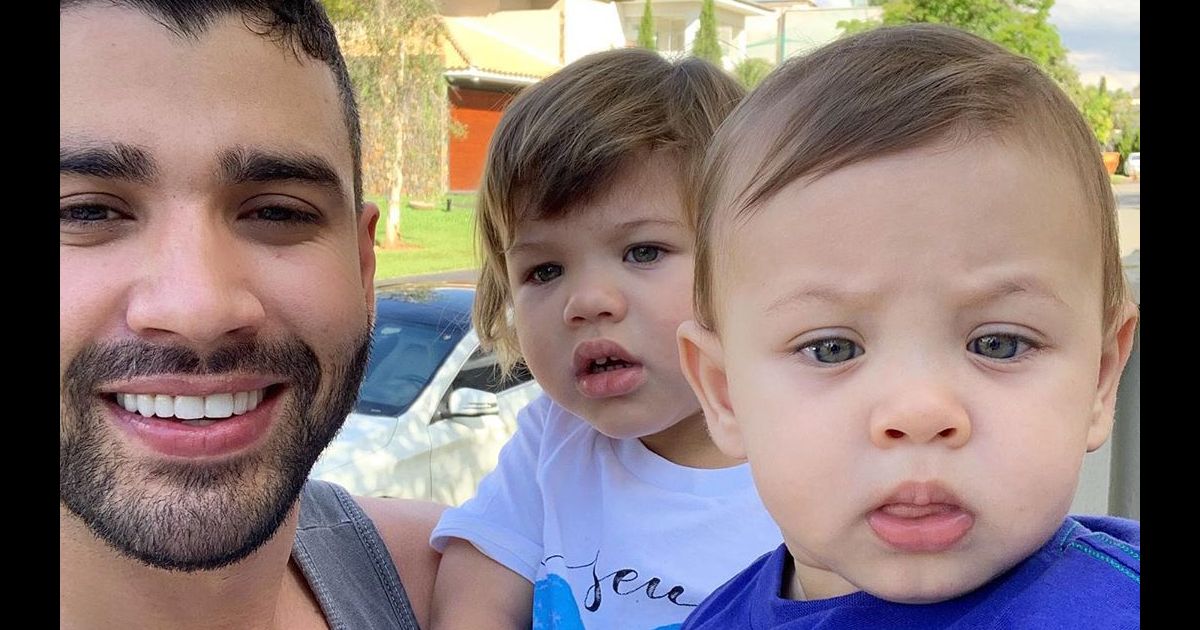 Filho De Andressa Suita E Gusttavo Lima Gabriel Se Divertiu Deitando Nas Costas Do Pai Purepeople