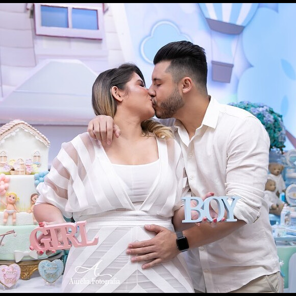 Marilia Mendonça beijou namorado, Murilo Huff, em chá revelação