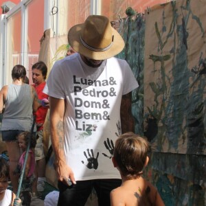 Filho mais velho de Pedro Scooby e Luana Piovani, Dom esperou o pai para fazer manobra com skate