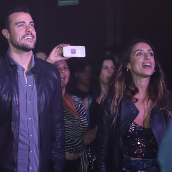 Joaquim Lopes assiste show da noiva, Marcella Fogaça, ao lado de Camila Lucciola no 'Dözen Art Bar' no Leblon, na noite desta quarta-feira, 24 de julho de 2019