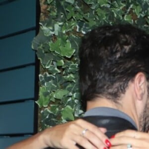 Joaquim Lopes e a noiva, Marcella Fogaça, se beijam na porta no 'Dözen Art Bar' no Leblon, na noite desta quarta-feira, 24 de julho de 2019