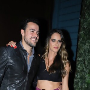 Joaquim Lopes e Marcella Fogaça posam juntos no 'Dözen Art Bar' no Leblon, na noite desta quarta-feira, 24 de julho de 2019