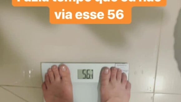 Maraisa mostra na balança o resultado de sua dieta