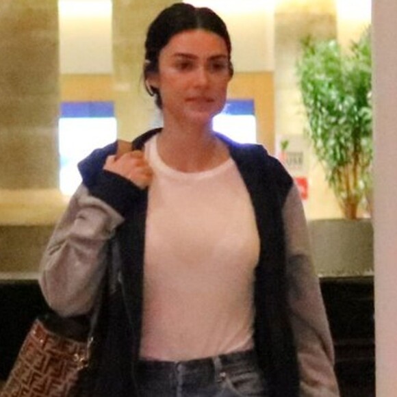 Thaila Ayala aposta em look básico grifado para date night com Renato Góes neste domingo, dia 28 de julho de 2019