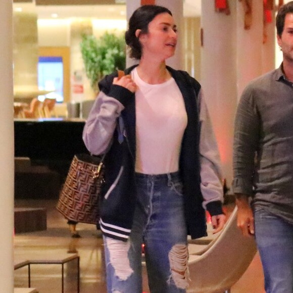 Thaila Ayala usou casaco esportivo estilo de filme americano em date night com Renato Góes neste domingo, dia 28 de julho de 2019