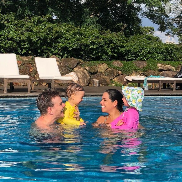 Melinda adora curtir uma piscininha com a família