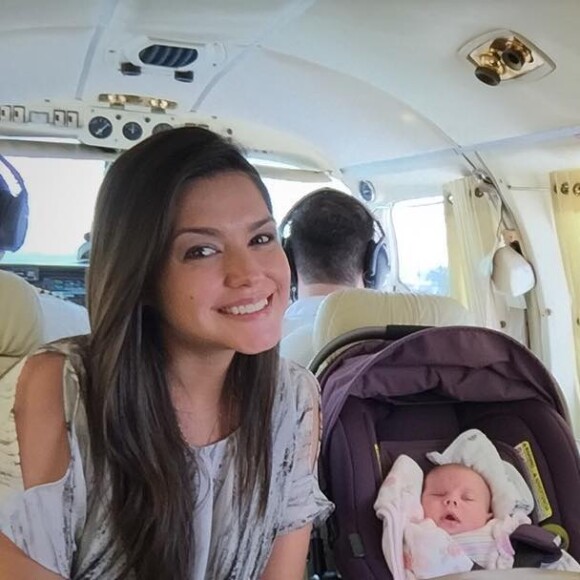 Melinda curtiu sua primeira viagem de avião ainda bem pequenininha ao lado da mãe, Thais Fersoza, e do pai, Michel Teló