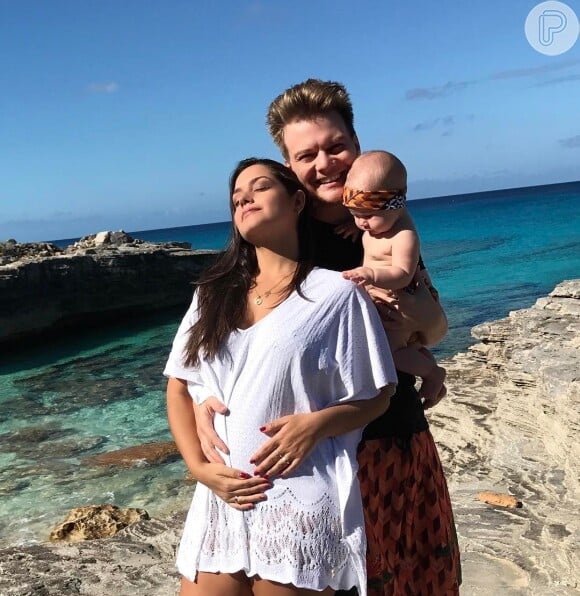 Essa foto do anúncio da gravidez de Teodoro é linda e Melinda já estava aproveitando as férias