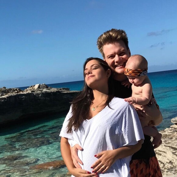 Essa foto do anúncio da gravidez de Teodoro é linda e Melinda já estava aproveitando as férias