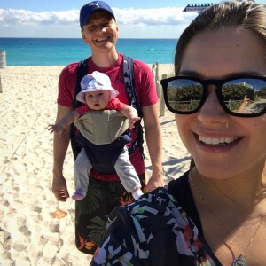 Desde bem pequena, Melinda vai à praia com a mãe e o pai