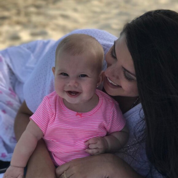 Melinda adora ficar no aconchego do colo da mãe, Thais Fersoza