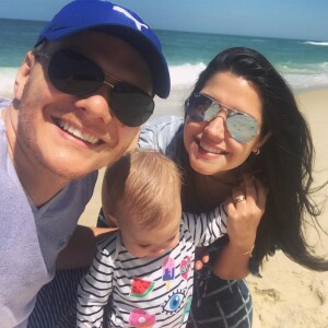 Melinda adora pegar um solzinho com o pai, Michel Teló, e a mãe, Thais Fersoza