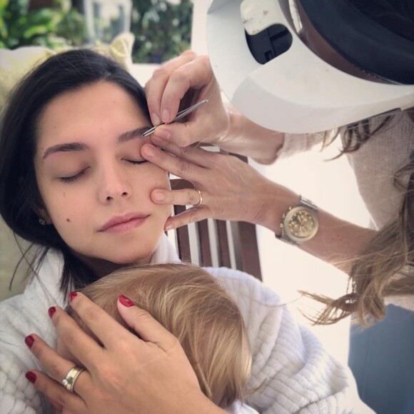 O grude de Melinda é tanto com a mãe, Thais Fersoza, que até na hora de fazer as sobrancelhas ela está junto