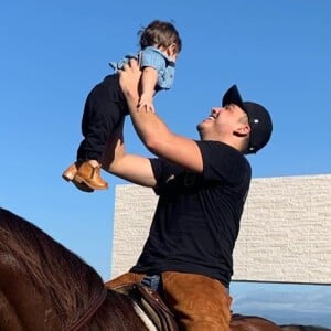 Wesley Safadão enche seu Instagram com fofuras do filho, Dom