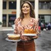 Maria da Paz (Juliana Paes) volta a vender bolo na rua após levar golpe da filha na novela 'A Dona do Pedaço'
