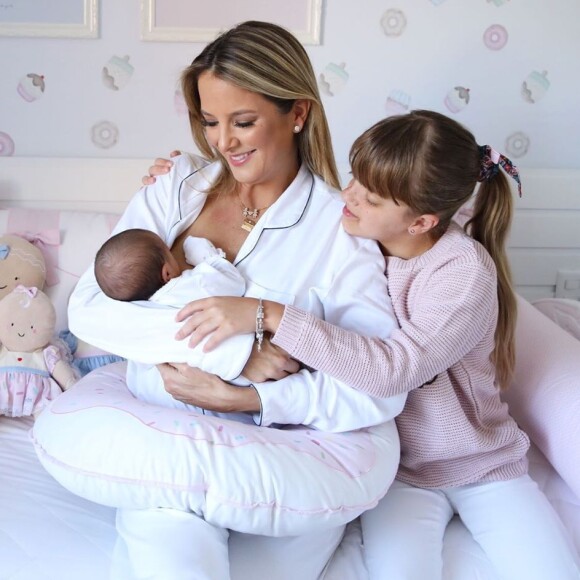 Ticiane Pinheiro amamentou a filha Manuella ao lado da primogênita, Ticiane Pinheiro