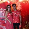 Grávida de quatro meses, Juliana Paes curte os desfiles das escolas de samba do Rio com o marido, Carlos Eduardo Baptista