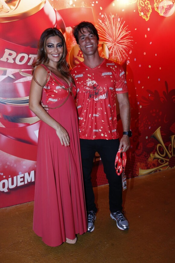 Grávida de quatro meses, Juliana Paes curte os desfiles das escolas de samba do Rio com o marido, Carlos Eduardo Baptista