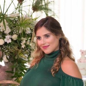 Camilla Camargo desabafa contra críticas: 'Tudo o que eu posto é para ser gostoso, mas sempre vem alguém aqui falar que eu estou comendo feijão e vai dar cólica no meu filho. Não, meu filho não está com cólica e eu posso comer feijão, a pediatra não proibiu... '