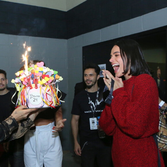 No sábado, Bruna Marquezine ganhou um bolo das mãos de Junior Lima