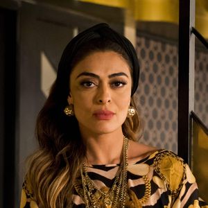 Na novela 'A Dona do Pedaço', Maria da Paz (Juliana Paes) expulsa Rock (Caio Castro) da fábrica de bolos quando ele a alerta sobre Jô (Agatha Moreira) no capítulo de sexta-feira, 16 de agosto de 2019