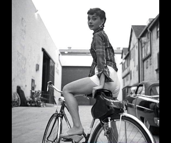 Audrey Hepburn foi um dos rostos mais marcantes do cinema, com franjinha curta e sobrancelhas grossas, além da figura esguia