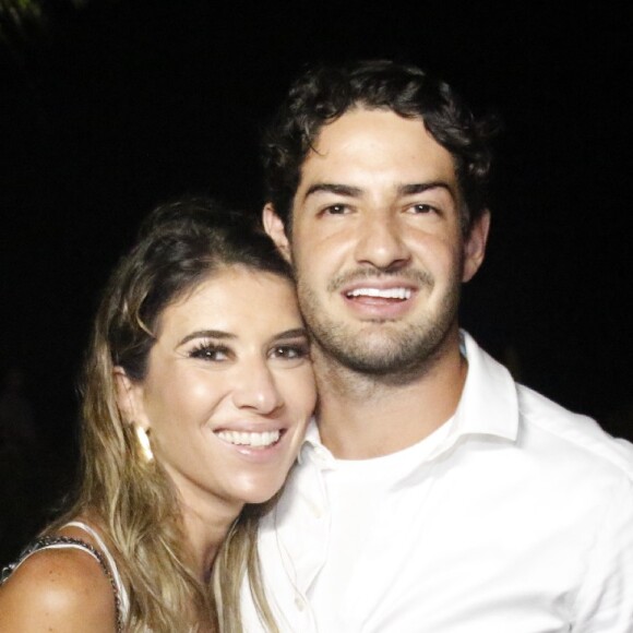 Alexandre Pato foi alvo de brincadeira de internauta após pedir para Fabio Faria aumentar a família com Patrícia Abravanel: '"Pato, ja está na hora de chegar a sua vez também né? E aí? Topa, Rebeca Abravanel?'