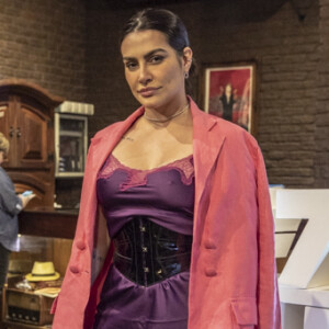 Cleo dispensa sutiã ao usa vestido sexy para evento