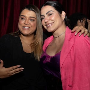 Cleo prestigia aniversário de 45 anos de Preta Gil no teatro