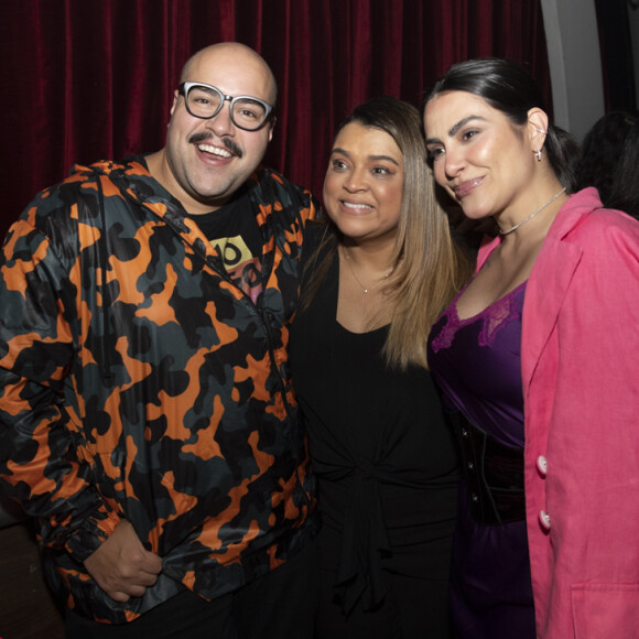 Cleo posa com Preta Gil e Tiago Abravanel no teatro