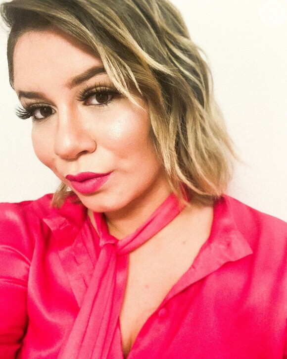 Marilia Mendonça publicou foto no Instagram em que aparece com look e make rosa