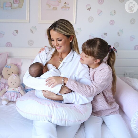 Ticiane Pinheiro comemorou primeiro mêsversário da filha Manuella: 'Manu é felicidade. Papai ganhou uma filha, Rafinha uma irmã mais nova e eu um coração lotado de orgulho'