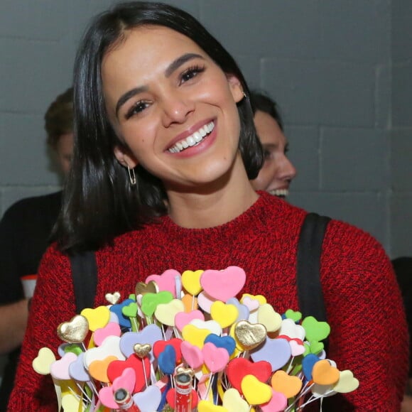 Bruna Marquezine leu de um internauta que estava 'em cima do muro' por ir à igreja e fazer festa em boate