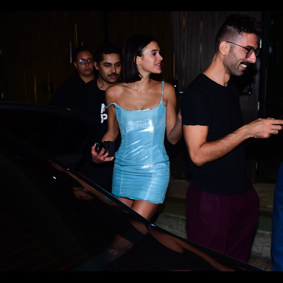 Bruna Marquezine reuniu amigos para uma festa em boate na noite de São Paulo e foi criticada nas redes pela decisão