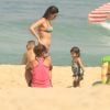 Filha de Carol Castro, Nina foi vista com atriz em praia do Rio de Janeiro