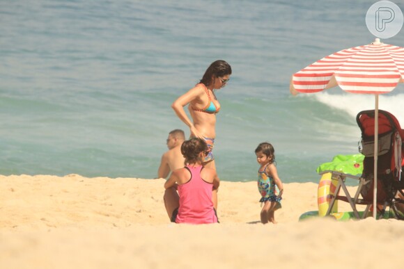 Filha de Carol Castro, Nina foi vista com atriz em praia do Rio de Janeiro