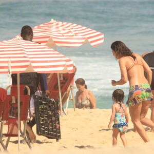 Filha de Carol Castro, Nina recebeu atenção da mãe nas areias de Ipanema