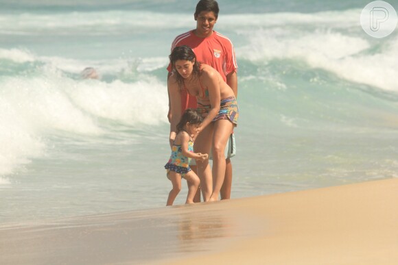 Carol Castro brincou com a filha, Nina, em uma praia do Rio de Janeiro nesta terça-feira, 13 de agosto de 2019