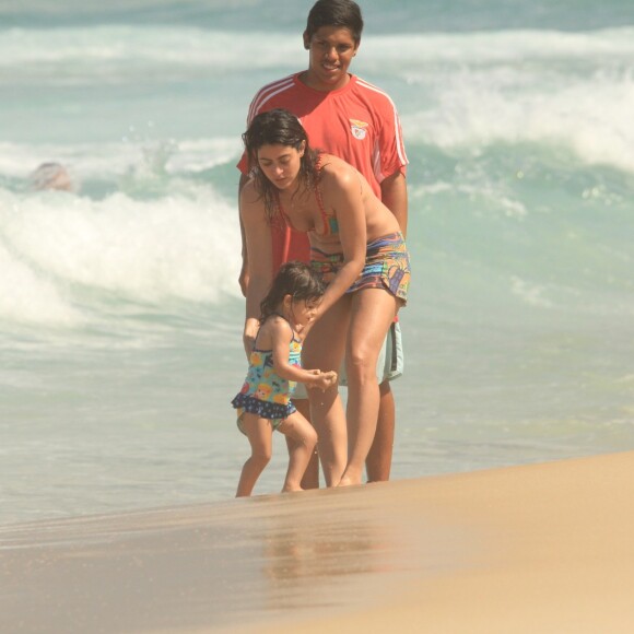 Carol Castro brincou com a filha, Nina, em uma praia do Rio de Janeiro nesta terça-feira, 13 de agosto de 2019