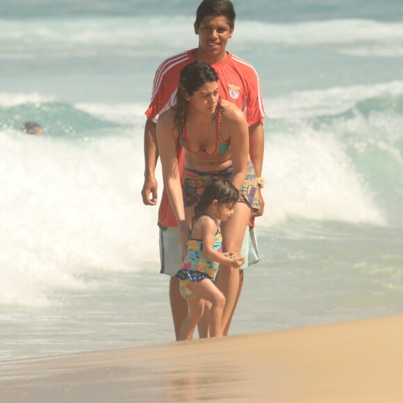 Carol Castro curtiu folga de novela ao lado da filha, Nina