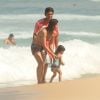 Filha de Carol Castro, Nina usou look com babado em praia do Rio