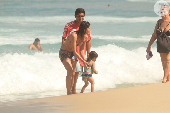 Filha de Carol Castro, Nina usou look com babado em praia do Rio