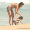 Carol Castro foi vista com a filha na Praia de Ipanema, Zona Sul do Rio