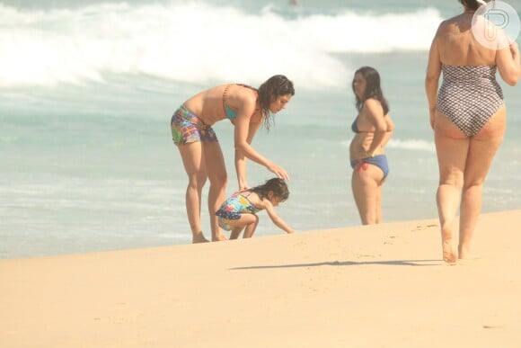 Carol Castro foi vista com a filha na Praia de Ipanema, Zona Sul do Rio