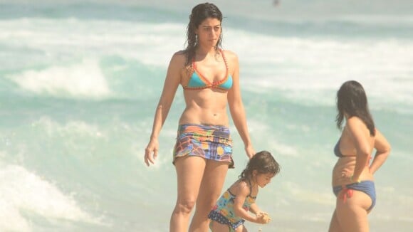 Carol Castro curte folga de novela com filha e brinca com Nina em praia. Fotos!
