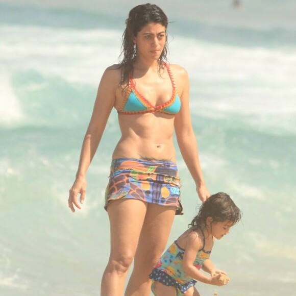 Carol Castro levou a filha, Nina, à Praia de Ipanema, Zona Sul do Rio, nesta terça-feira, 13 de agosto de 2019