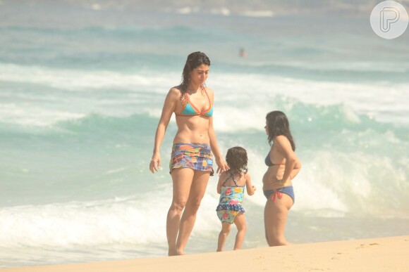 Carol Castro se divertiu com a filha, Nina, em praia carioca