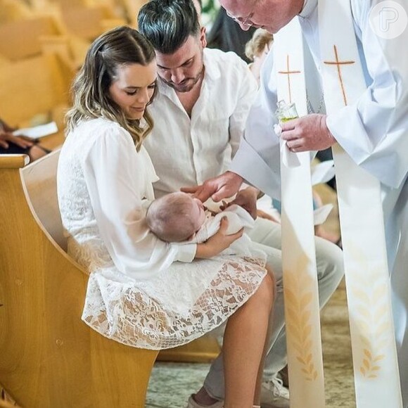 Thaeme Mariôto e o marido, Fábio da Lua, batizaram a filha neste final de semana